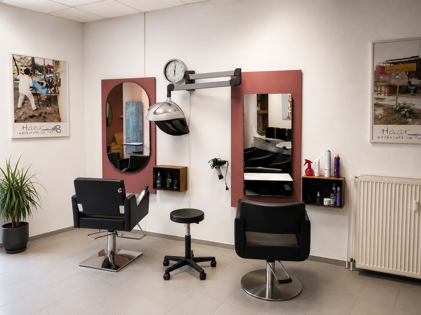 Blick in den Friseursalon Haarwerkstatt in der Rostocker KTV: zwei Bedienplätze mit Spiegeln auf altrosa Wandpaneelen, schwarze Friseurstühle und Trockenhaube